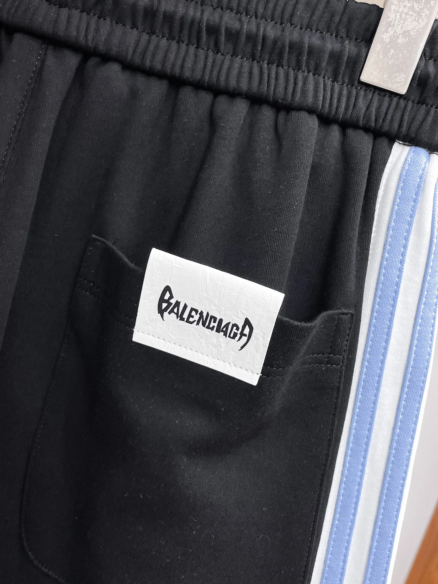 Balenciaga's three-standard complete 2026 summer New Arrival men's casual shorts, advanced custom-made Breathable fabric, Breathable fabric, extremely stretchy and comfortable, impeccable details, top-grade accessories, original logo design concept, delicate and soft feel! The upper body fit is awesome! Size: M-XXXL Please state your height and weight when ordering